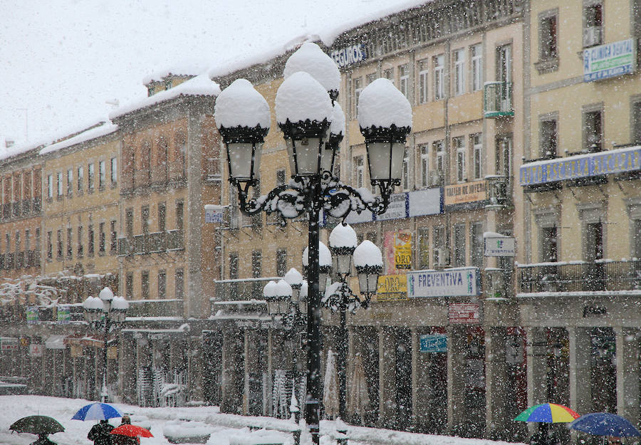 Segovia y provincia han protagonizado la actualidad del temporal del fin de semana. La nieve colapsó sus carreteras y puso un manto blanco en la capital, que muchos aprovecharon para ver el lado positivo y esquiar junto al Acueducto. Pese a la belleza de las imágenes, la nieve complicó la vida de sus ciudadanos.