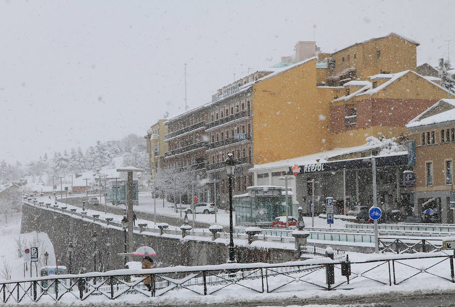 Segovia y provincia han protagonizado la actualidad del temporal del fin de semana. La nieve colapsó sus carreteras y puso un manto blanco en la capital, que muchos aprovecharon para ver el lado positivo y esquiar junto al Acueducto. Pese a la belleza de las imágenes, la nieve complicó la vida de sus ciudadanos.