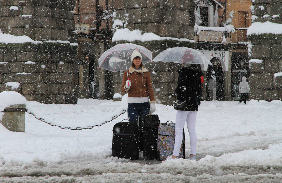 Segovia y provincia han protagonizado la actualidad del temporal del fin de semana. La nieve colapsó sus carreteras y puso un manto blanco en la capital, que muchos aprovecharon para ver el lado positivo y esquiar junto al Acueducto. Pese a la belleza de las imágenes, la nieve complicó la vida de sus ciudadanos.
