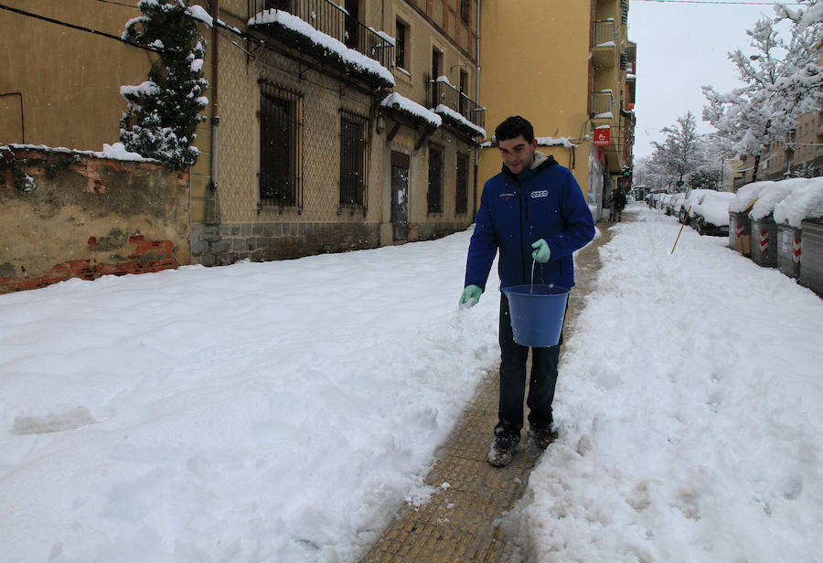 Segovia y provincia han protagonizado la actualidad del temporal del fin de semana. La nieve colapsó sus carreteras y puso un manto blanco en la capital, que muchos aprovecharon para ver el lado positivo y esquiar junto al Acueducto. Pese a la belleza de las imágenes, la nieve complicó la vida de sus ciudadanos.