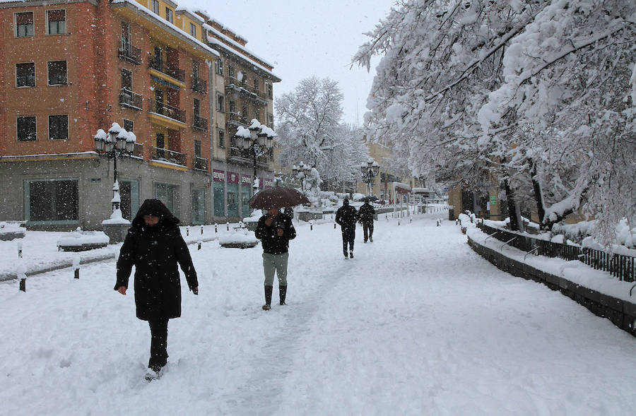Segovia y provincia han protagonizado la actualidad del temporal del fin de semana. La nieve colapsó sus carreteras y puso un manto blanco en la capital, que muchos aprovecharon para ver el lado positivo y esquiar junto al Acueducto. Pese a la belleza de las imágenes, la nieve complicó la vida de sus ciudadanos.