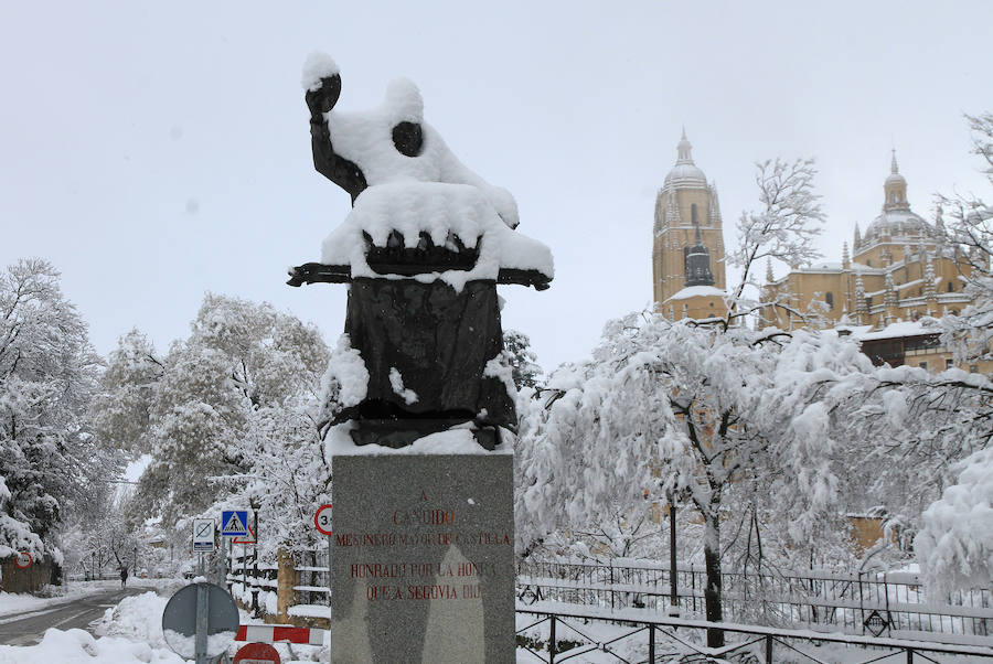 Segovia y provincia han protagonizado la actualidad del temporal del fin de semana. La nieve colapsó sus carreteras y puso un manto blanco en la capital, que muchos aprovecharon para ver el lado positivo y esquiar junto al Acueducto. Pese a la belleza de las imágenes, la nieve complicó la vida de sus ciudadanos.