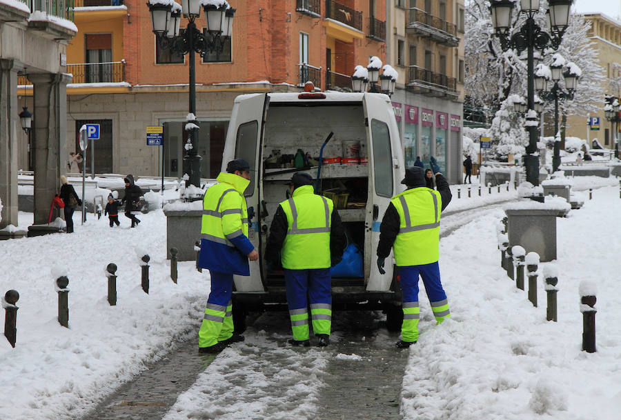 Segovia y provincia han protagonizado la actualidad del temporal del fin de semana. La nieve colapsó sus carreteras y puso un manto blanco en la capital, que muchos aprovecharon para ver el lado positivo y esquiar junto al Acueducto. Pese a la belleza de las imágenes, la nieve complicó la vida de sus ciudadanos.