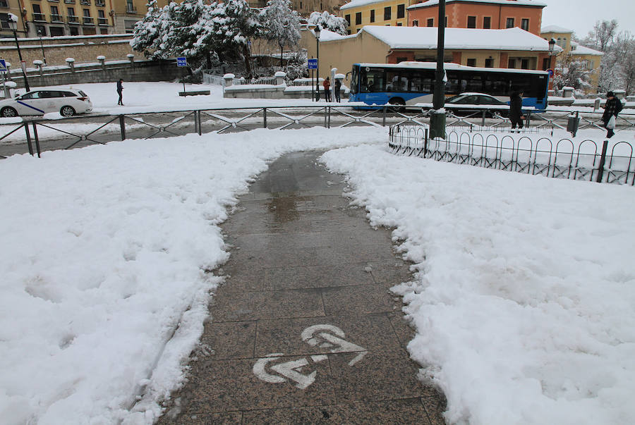 Segovia y provincia han protagonizado la actualidad del temporal del fin de semana. La nieve colapsó sus carreteras y puso un manto blanco en la capital, que muchos aprovecharon para ver el lado positivo y esquiar junto al Acueducto. Pese a la belleza de las imágenes, la nieve complicó la vida de sus ciudadanos.