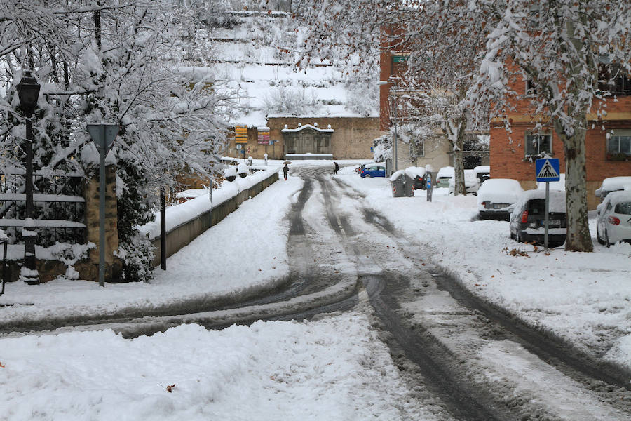 Segovia y provincia han protagonizado la actualidad del temporal del fin de semana. La nieve colapsó sus carreteras y puso un manto blanco en la capital, que muchos aprovecharon para ver el lado positivo y esquiar junto al Acueducto. Pese a la belleza de las imágenes, la nieve complicó la vida de sus ciudadanos.