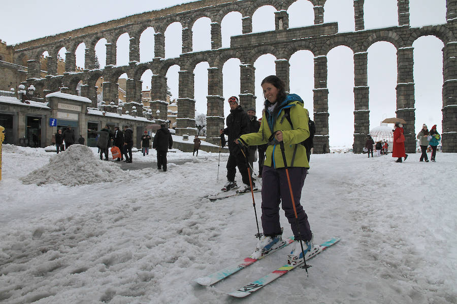 Segovia y provincia han protagonizado la actualidad del temporal del fin de semana. La nieve colapsó sus carreteras y puso un manto blanco en la capital, que muchos aprovecharon para ver el lado positivo y esquiar junto al Acueducto. Pese a la belleza de las imágenes, la nieve complicó la vida de sus ciudadanos.