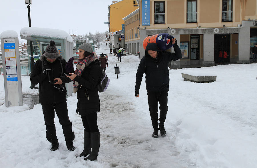 Segovia y provincia han protagonizado la actualidad del temporal del fin de semana. La nieve colapsó sus carreteras y puso un manto blanco en la capital, que muchos aprovecharon para ver el lado positivo y esquiar junto al Acueducto. Pese a la belleza de las imágenes, la nieve complicó la vida de sus ciudadanos.
