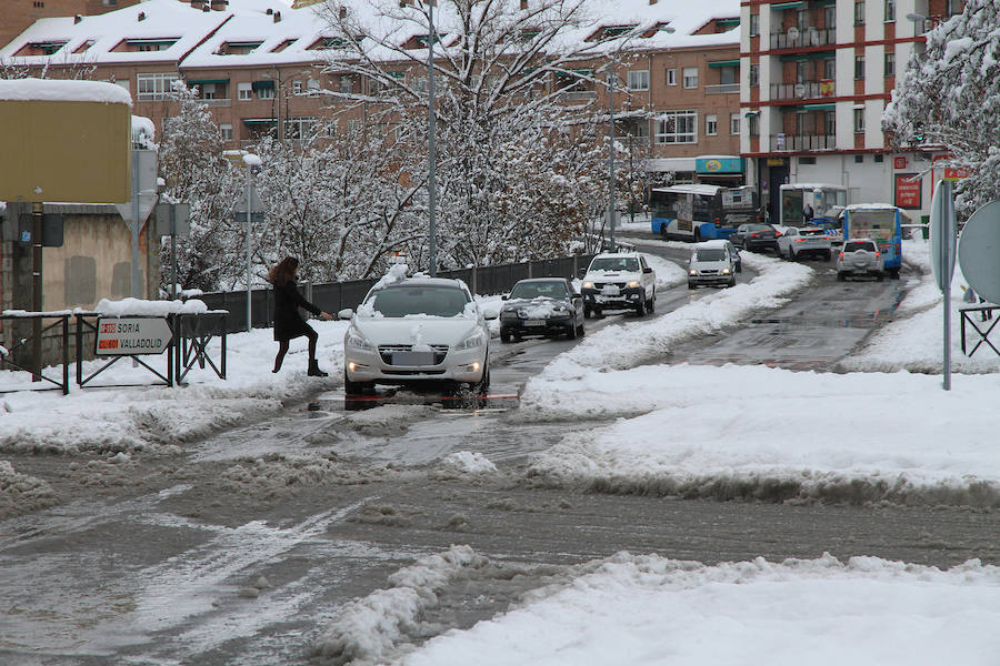 Segovia y provincia han protagonizado la actualidad del temporal del fin de semana. La nieve colapsó sus carreteras y puso un manto blanco en la capital, que muchos aprovecharon para ver el lado positivo y esquiar junto al Acueducto. Pese a la belleza de las imágenes, la nieve complicó la vida de sus ciudadanos.