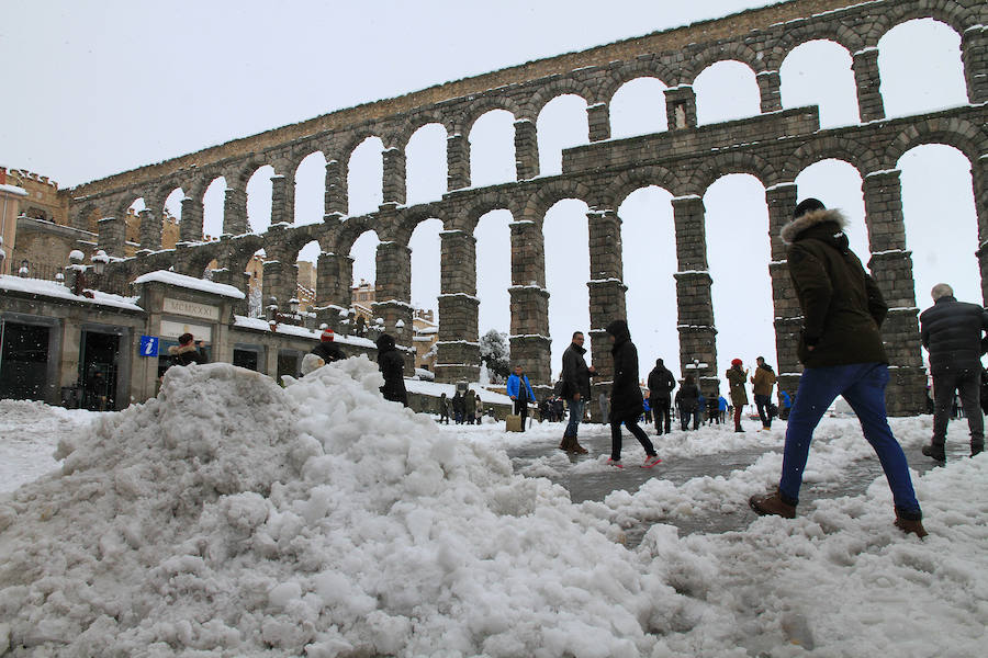Segovia y provincia han protagonizado la actualidad del temporal del fin de semana. La nieve colapsó sus carreteras y puso un manto blanco en la capital, que muchos aprovecharon para ver el lado positivo y esquiar junto al Acueducto. Pese a la belleza de las imágenes, la nieve complicó la vida de sus ciudadanos.