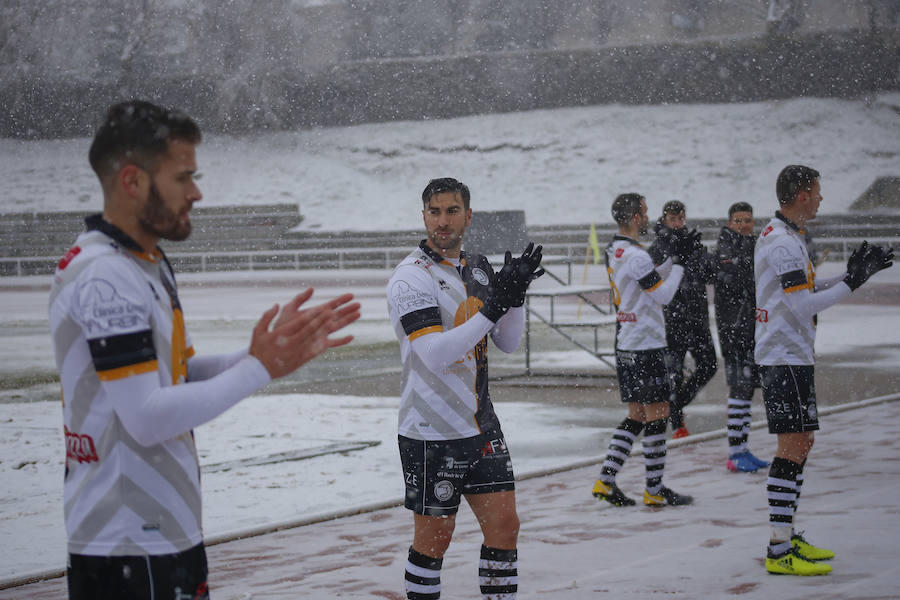 El temporal de nieve ha impedido que el partido entre Unionistas de Salamanca y el Atlético Astorga llegará más allá del minuto 24, momento en el que el colegiado Hernández Álvarez decidió parar el encuentro.