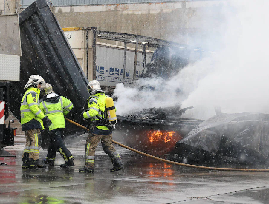 Camiones quemados en el Polígono de San Cristóbal