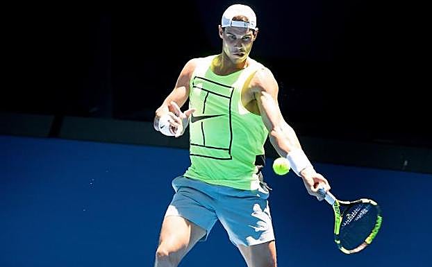 Nadal, entrenando para el Abierto de Australia. 