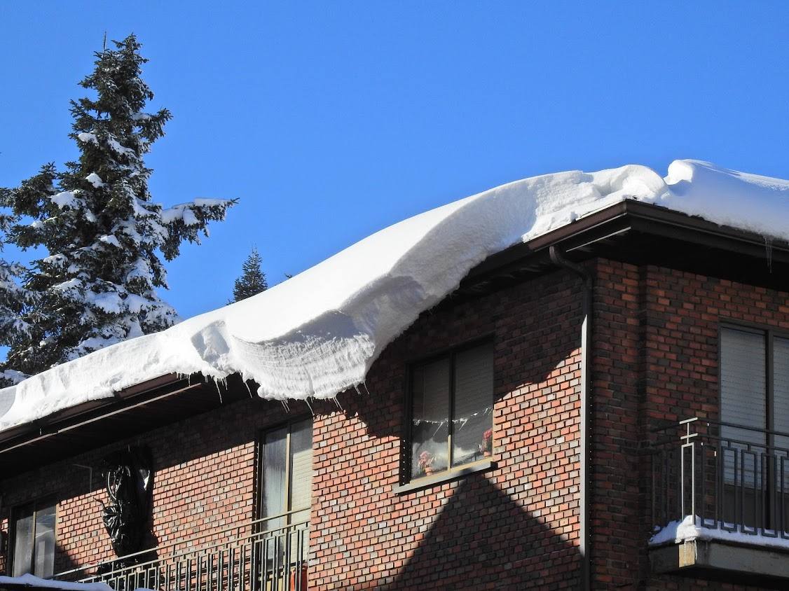 Toneladas de nieve cubren El Espinar (Segovia)
