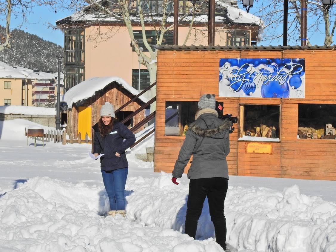 Toneladas de nieve cubren El Espinar (Segovia)