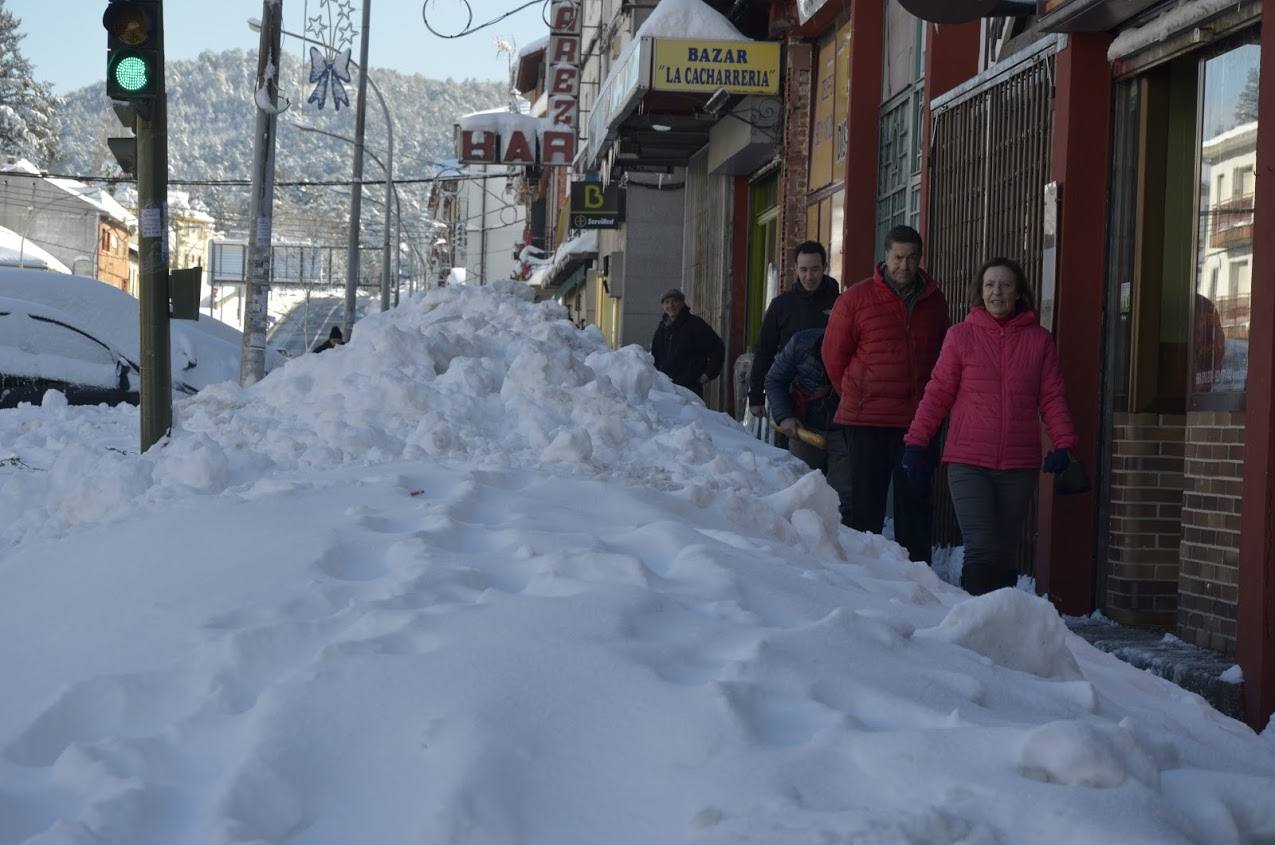 Toneladas de nieve cubren El Espinar (Segovia)