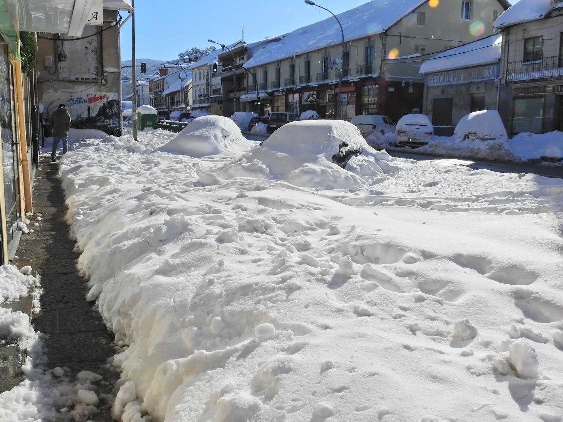 Toneladas de nieve cubren El Espinar (Segovia)