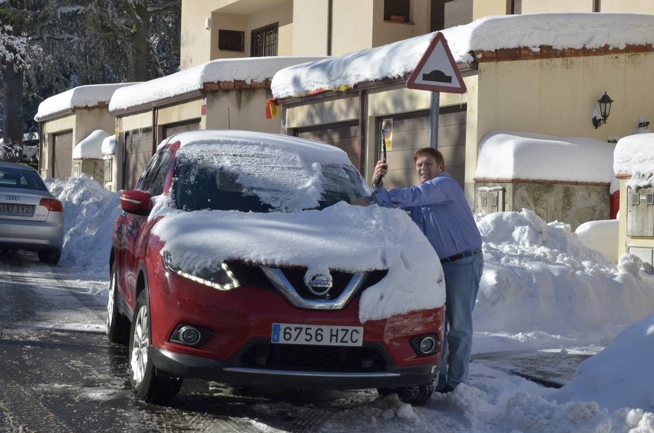 Toneladas de nieve cubren El Espinar (Segovia)