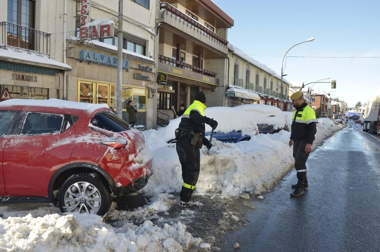 Toneladas de nieve cubren El Espinar (Segovia)