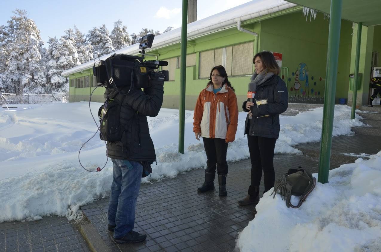 Toneladas de nieve cubren El Espinar (Segovia)