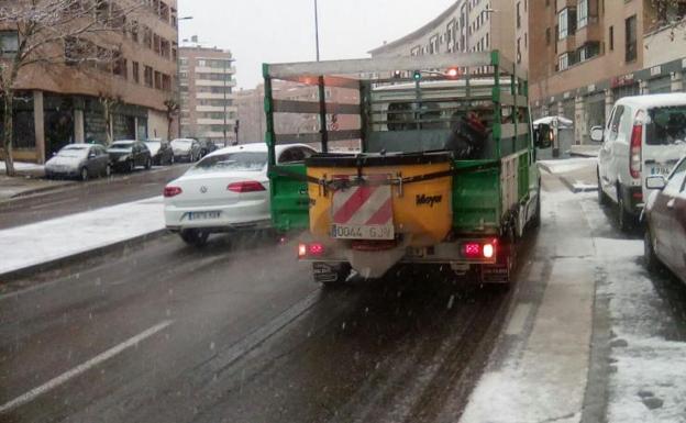 Una furgoneta del Ayuntamiento reparte sal para evitar el hielo en una calle del barrio de Parquesol. 