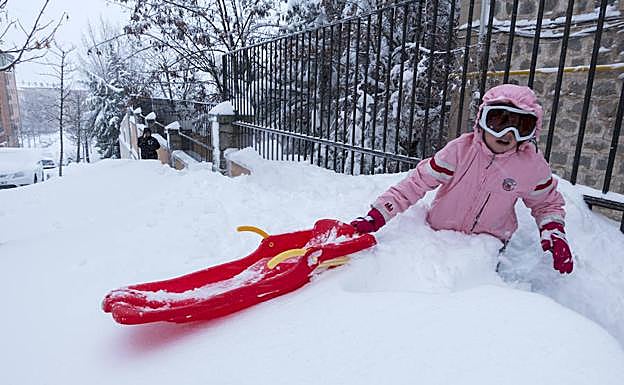Más de 3.500 alumnos, sobre todo en Segovia y Salamanca, se quedan sin clase por la nieve y el hielo