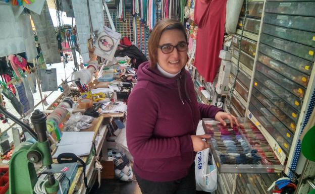 Inma Lobo, en el interior de su tienda ambulante. 