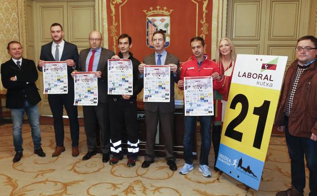 El concejal, organizadores y patrocinadores posan en el Ayuntamiento de Salamanca. 