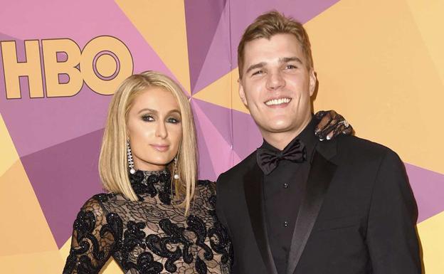 Paris Hilton, con Chris Zylka, en los Globos de Oro. 