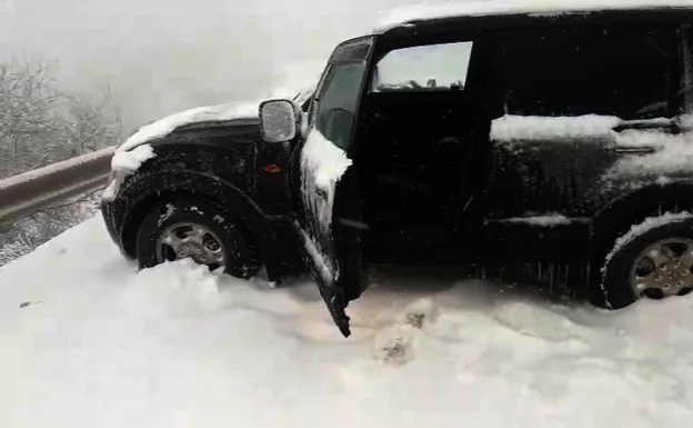 El vehículo atrapado en la nieve. 