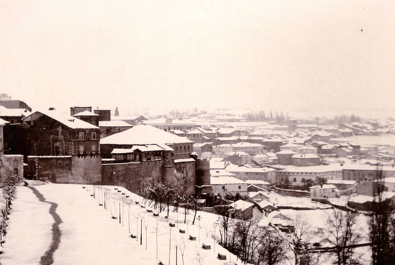 Joaquín María Castellarnau tiró esta instantánea del paseo del Salón de Segovia en la que incluso puede verse el campanario de Santa Eulalia y el puente de San Millán sobre el Clamores. La fotografía está fechada en el año 1890.