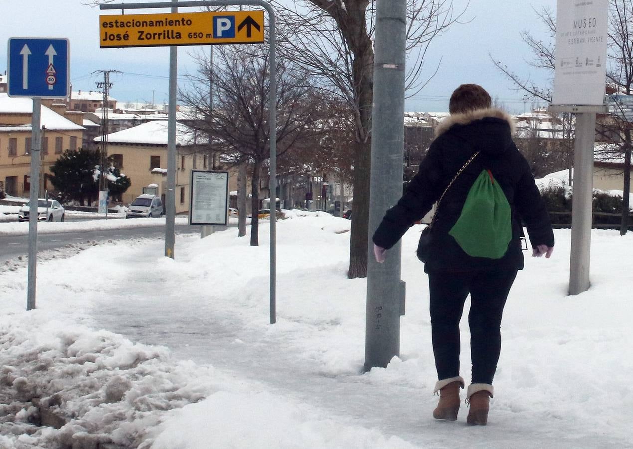 El hielo y la nieve obligan a extremar la precaución en las calles de Segovia