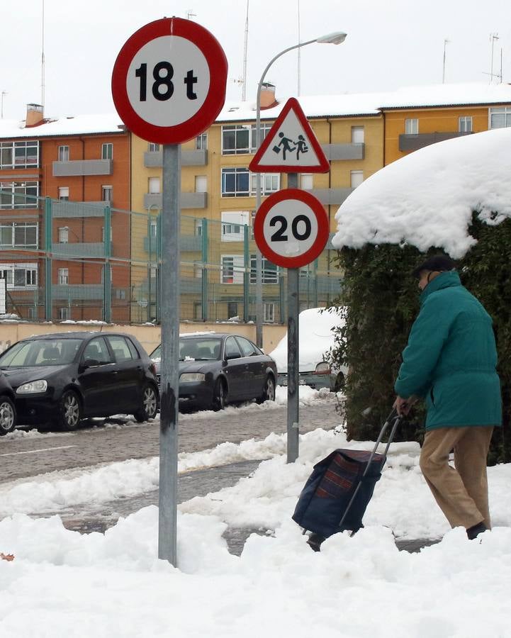 El hielo y la nieve obligan a extremar la precaución en las calles de Segovia