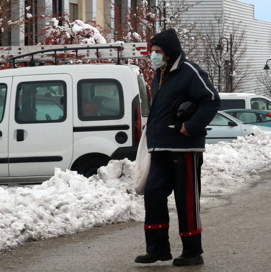 El hielo y la nieve obligan a extremar la precaución en las calles de Segovia