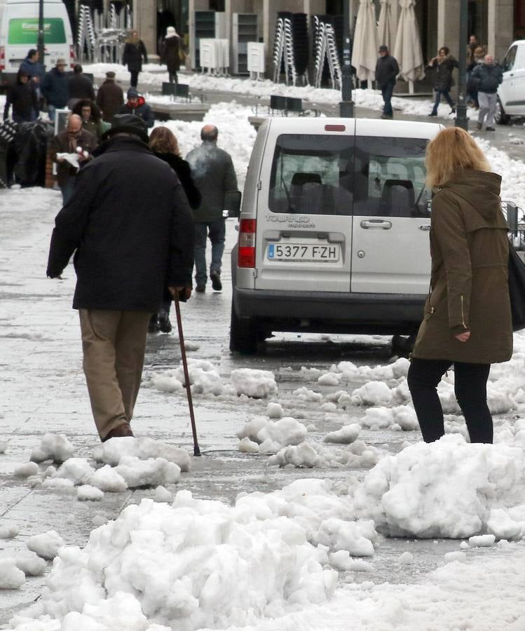 El hielo y la nieve obligan a extremar la precaución en las calles de Segovia
