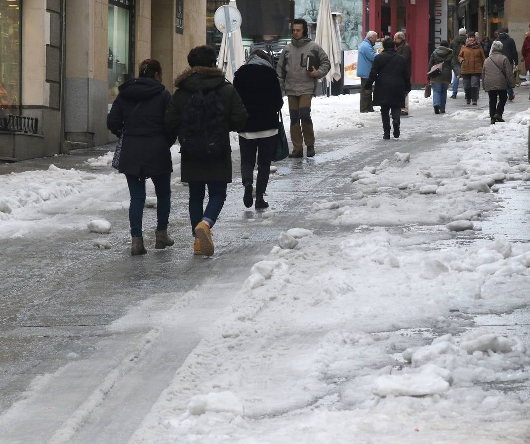 El hielo y la nieve obligan a extremar la precaución en las calles de Segovia