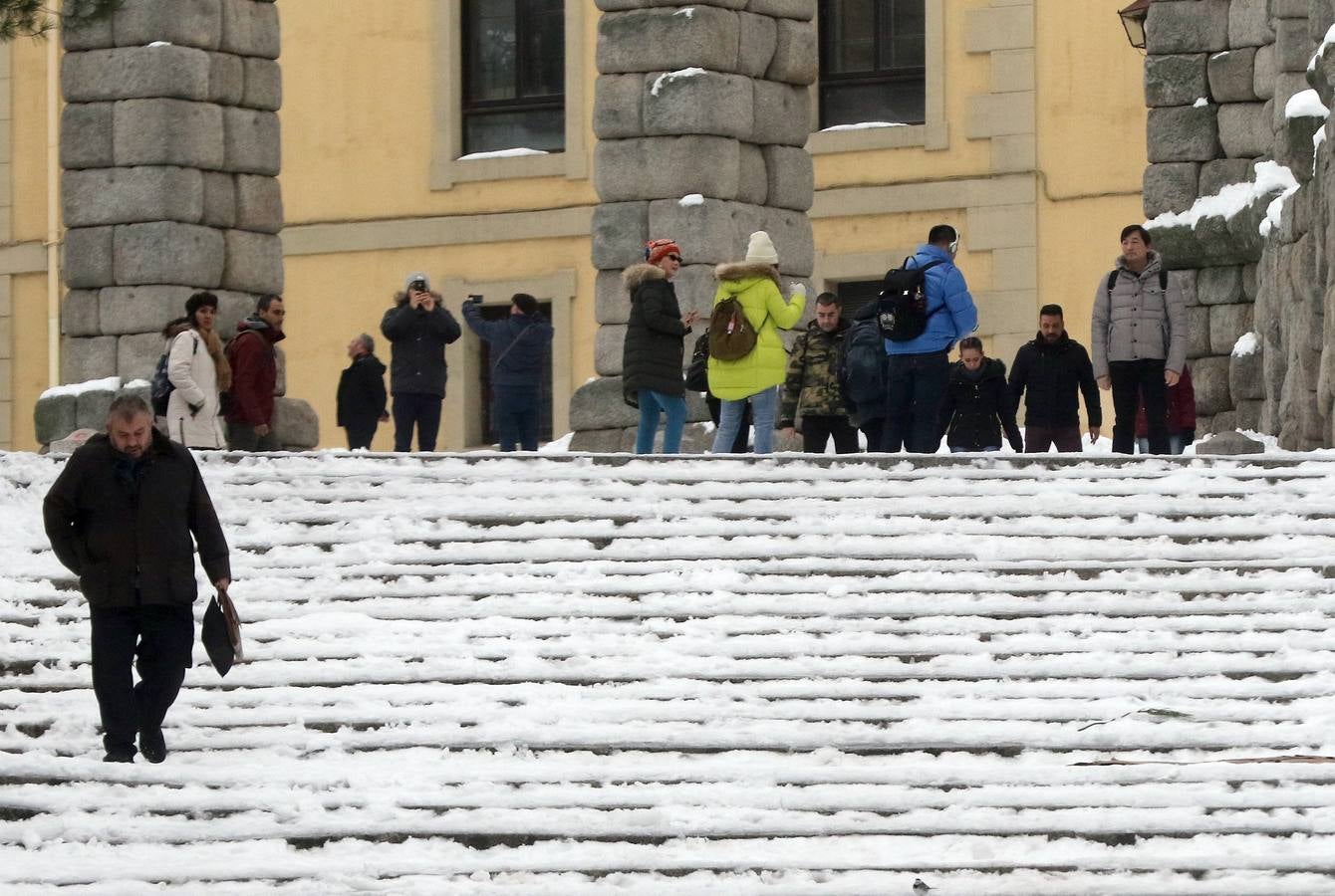 El hielo y la nieve obligan a extremar la precaución en las calles de Segovia