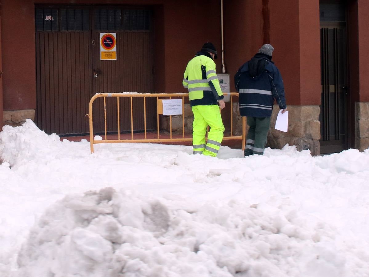 El hielo y la nieve obligan a extremar la precaución en las calles de Segovia