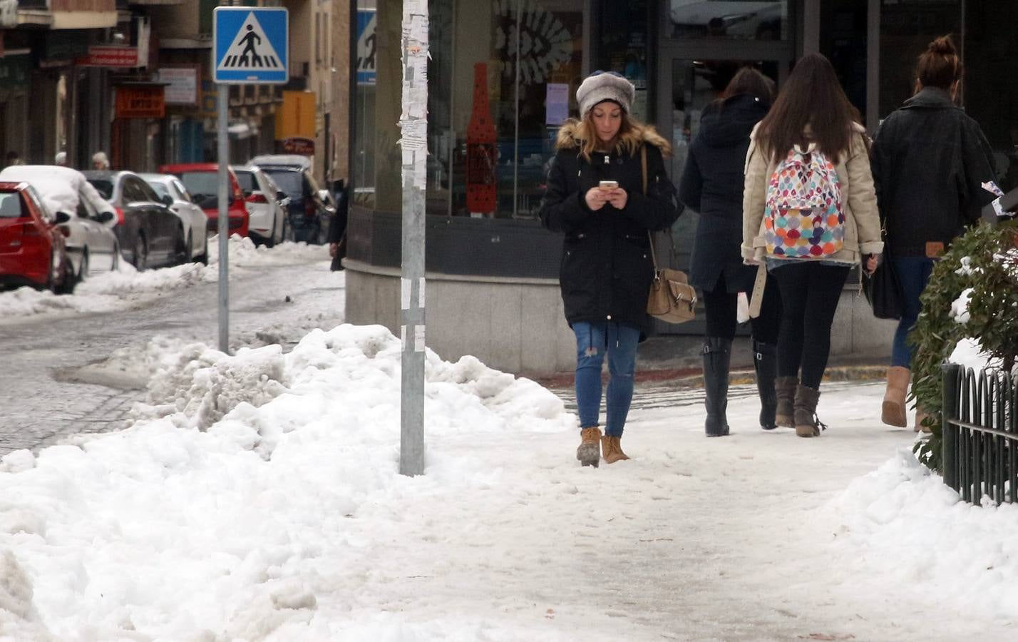 El hielo y la nieve obligan a extremar la precaución en las calles de Segovia