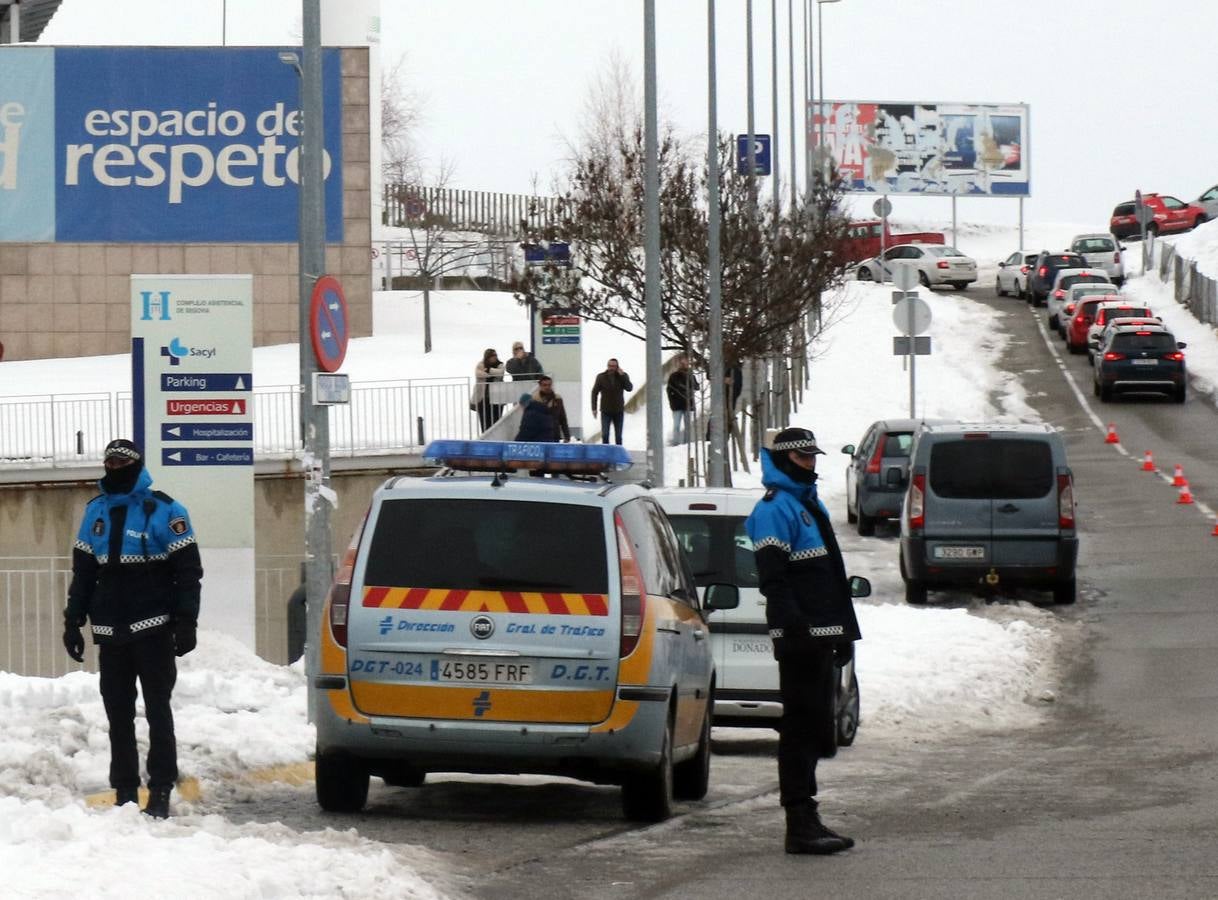 El hielo y la nieve obligan a extremar la precaución en las calles de Segovia