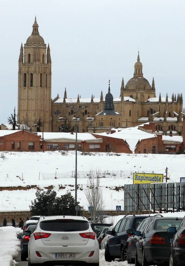 El hielo y la nieve obligan a extremar la precaución en las calles de Segovia