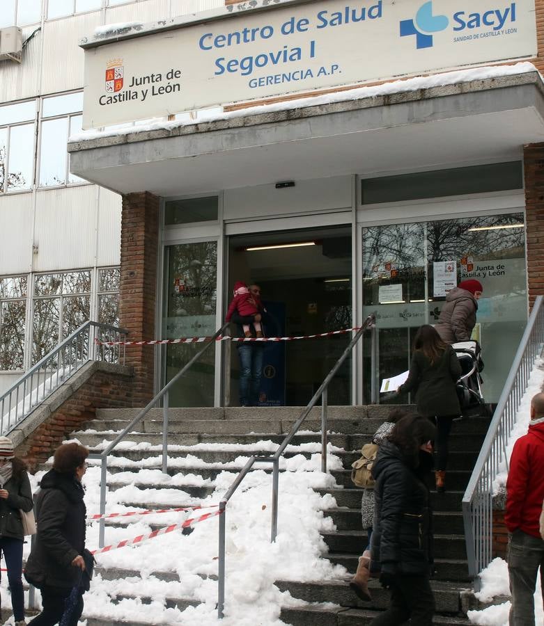 El hielo y la nieve obligan a extremar la precaución en las calles de Segovia