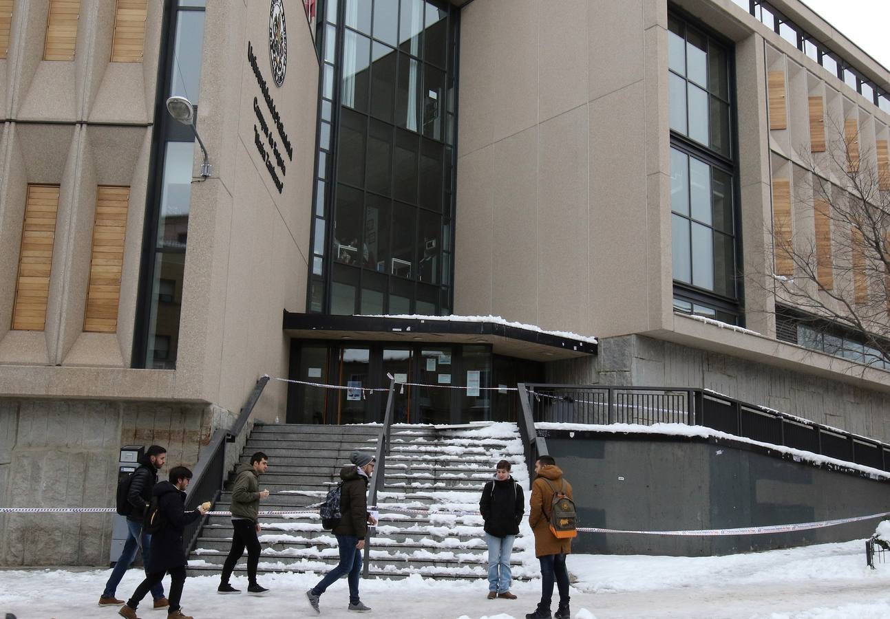 El hielo y la nieve obligan a extremar la precaución en las calles de Segovia