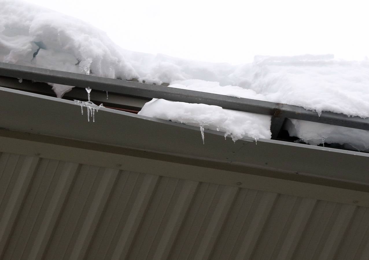 El hielo y la nieve obligan a extremar la precaución en las calles de Segovia