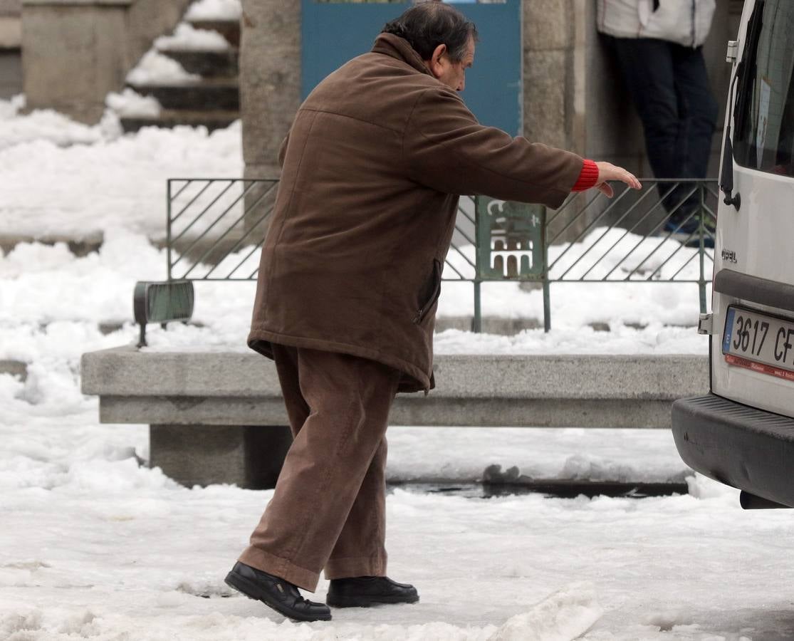 El hielo y la nieve obligan a extremar la precaución en las calles de Segovia