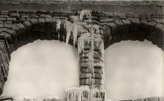 Carámbanos de hielo en el Acueducto, provocados por la rotura del canal. 