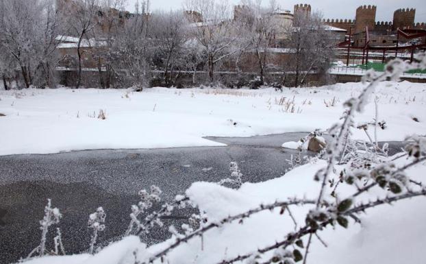 Río Adaja congelado a su paso por Ávila junto a la muralla debido a las bajas temperaturas que han alcanzado los 11 grados negativos durante la madrugada. 