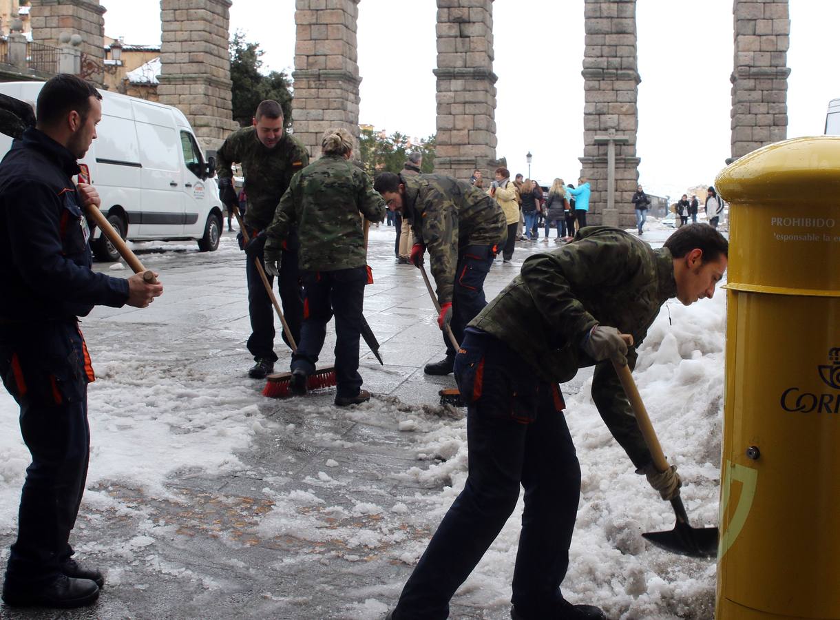 Personal de mantenimiento de la Academia de Artillería ha cogido varias palas y se ha puesto a limpiar varias calles céntricas de la capital, de manera voluntaria y desinteresada