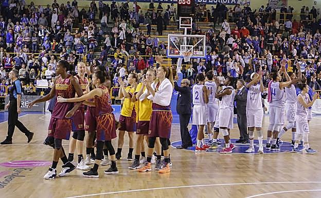 Las plantillas del Yakin Dogu y el CBAvenida se saludan al finalizar el partido de la primera vuelta en Würzburg.