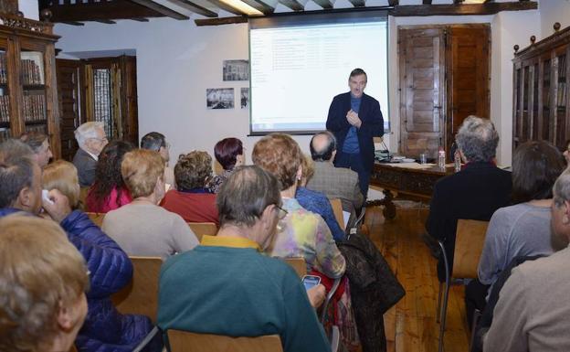 El salón de la Casa Cervantes, en una de las conferencias del catedrático Santos Zunzunegui. 