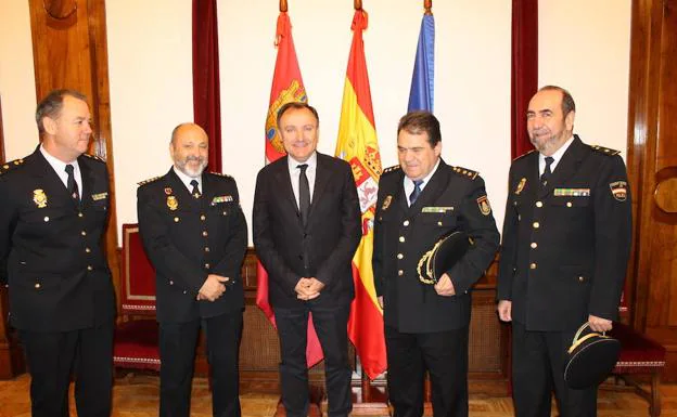 Florencio Rodríquez, segundo por la derecha, junto al subdelegado y otros mandos policiales. 